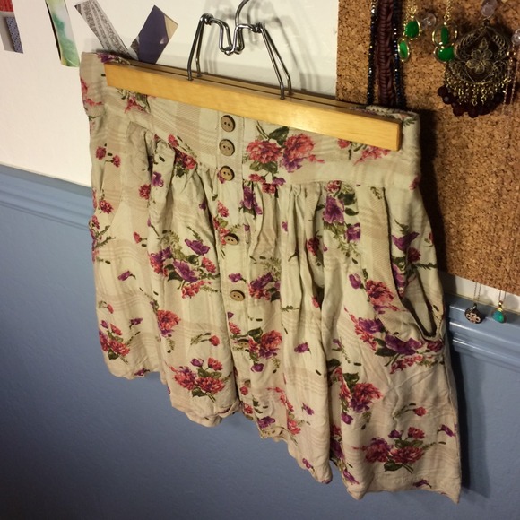 π«SOLD IN BUNDLE Floral skirt - Picture 2 of 3