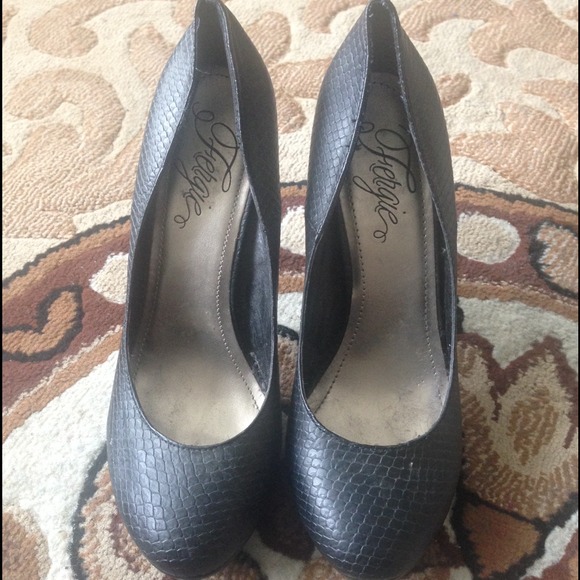 Black pumps