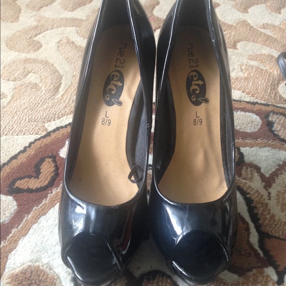 Black pumps