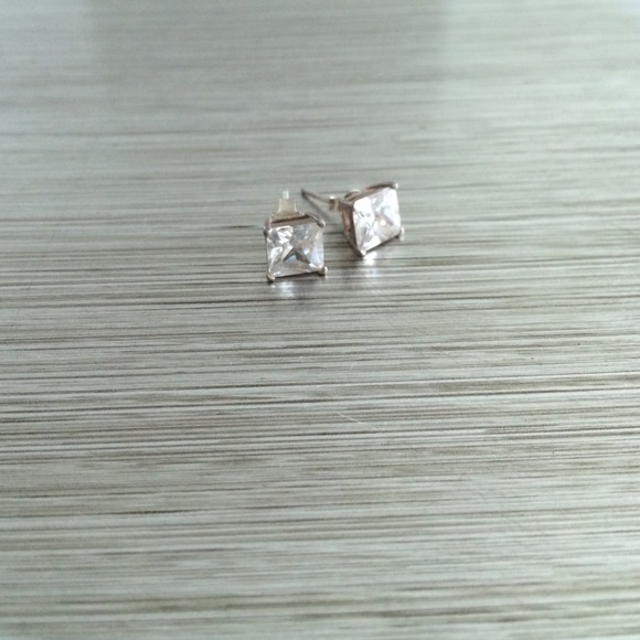 Zirconia stud Earrings in silver. Just adorable!!!