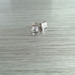Zirconia stud Earrings in silver. Just adorable!!!