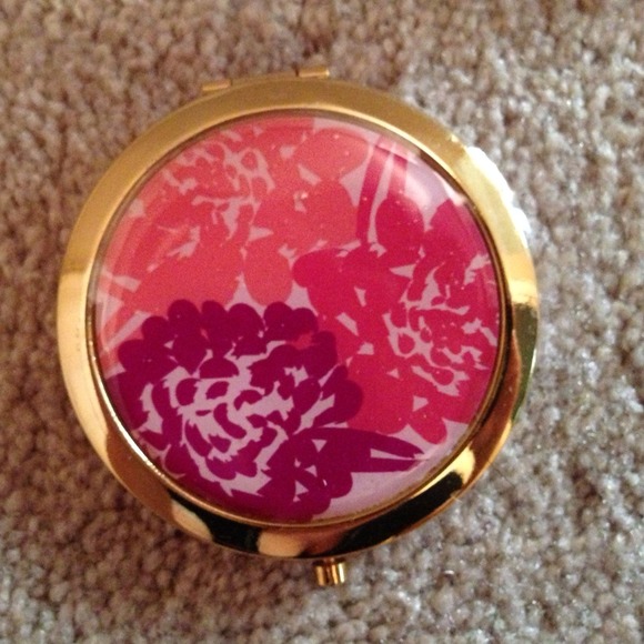 ❌SOLD❌ Compact Mirror - Picture 2 of 4