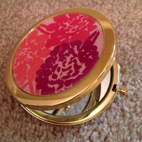 ❌SOLD❌ Compact Mirror - Picture 4 of 4