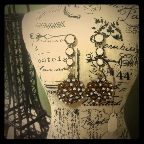 BRAND NEW crystal and enamel fashion earrings💎