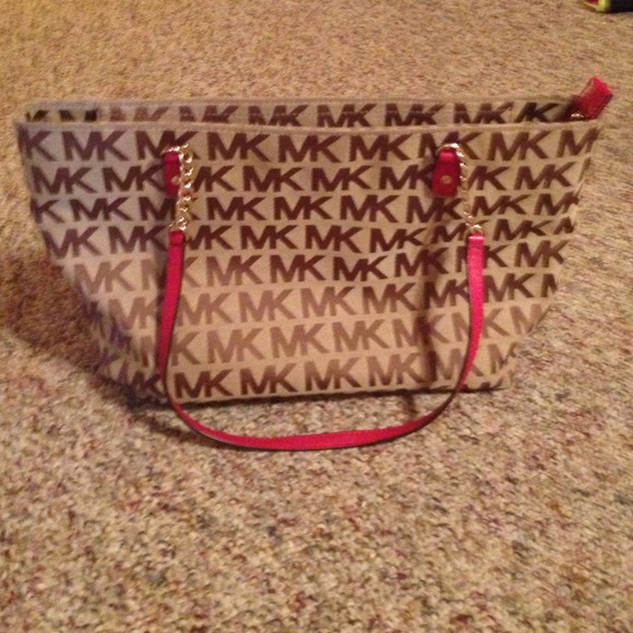 Mid size tote