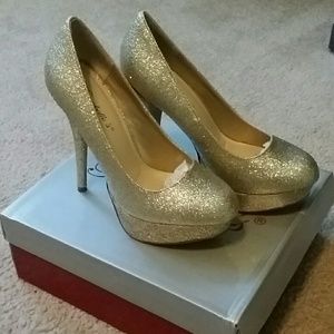 Sparkling Gold Glitter Pumps