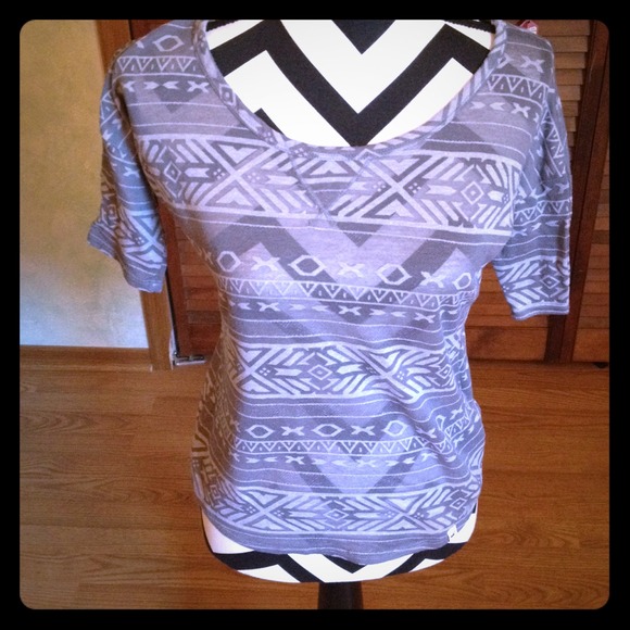 Hollister size xs grey tribal print top