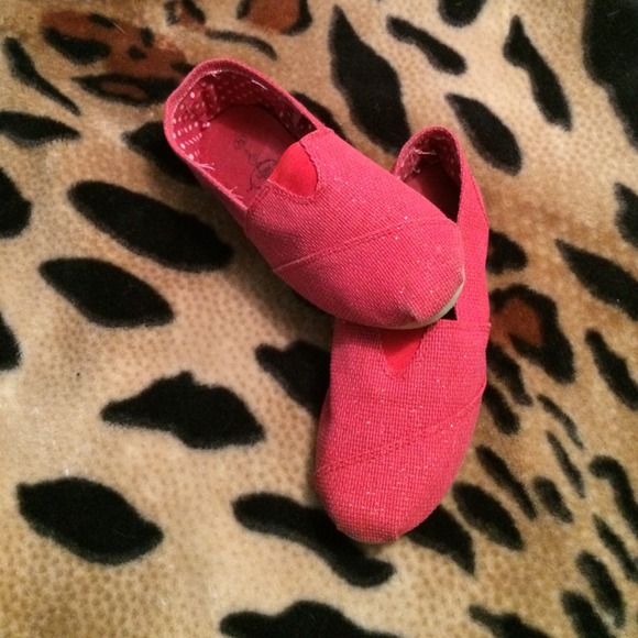 Red sparkle wanna be toms