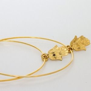 Gold protection hands hoop earrings