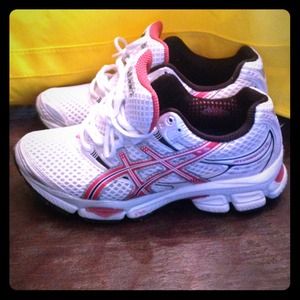 6.5 ASICS running shoes