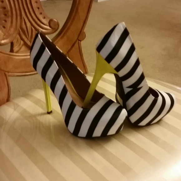 Qupid Shoes - FINAL PRICE- STRIPED SATIN PUMP