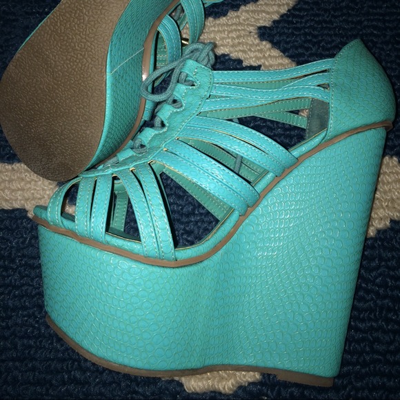 Privileged 6 inch wedged heels w/ matching satchel - Picture 2 of 4