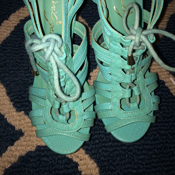 Privileged 6 inch wedged heels w/ matching satchel - Picture 3 of 4