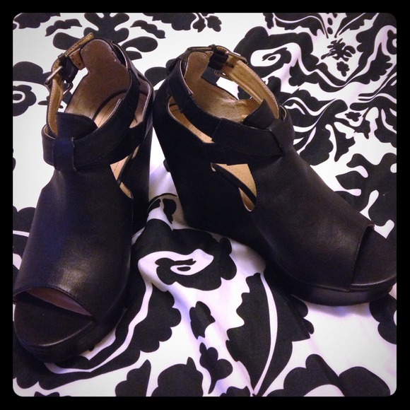 Cutout Peep toe Wedges/Clogs