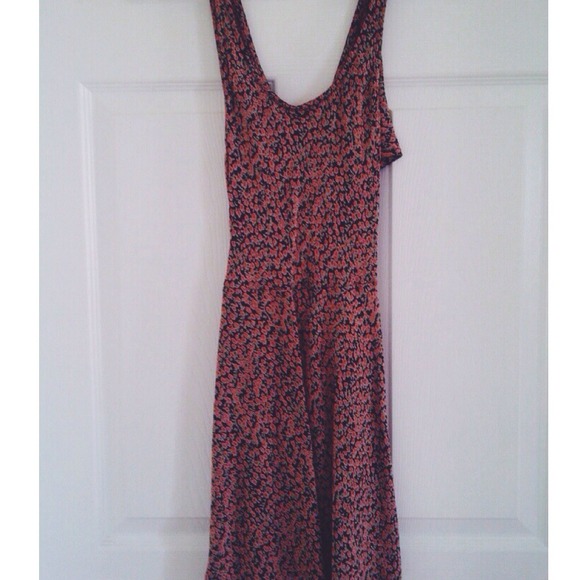 BRANDY MELVILLE FLORAL DRESS W/ CROSSBACK (NWT)