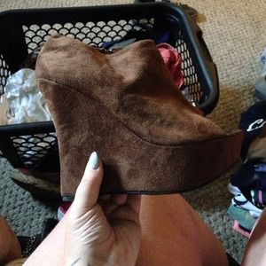 Size 9 brown suede peep toe platform booties