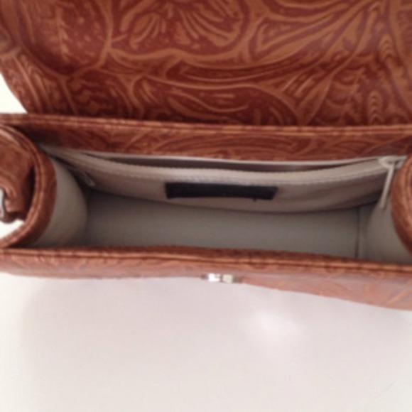 🚫BUNDLE🚫Tooled Brown Handbag - Picture 2 of 4