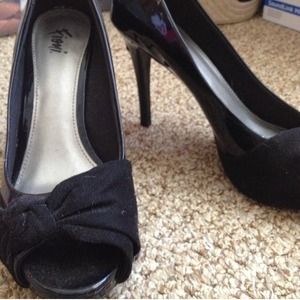Black pumps