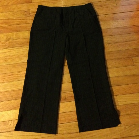 Old navy Capri black with white line