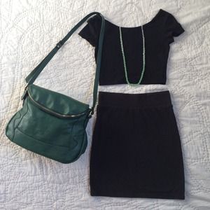 medium forest green purse with zipper detail