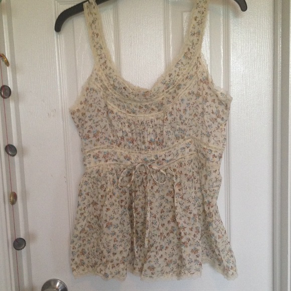 🚫SOLD IN BUNDLE🚫Floral tank