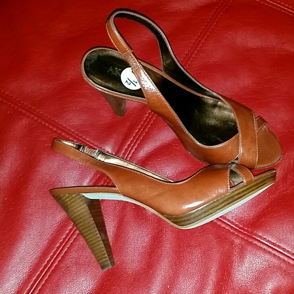 Anne klein tan sling back heels