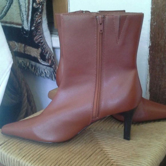 BOOTS - Picture 2 of 4