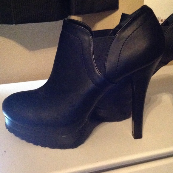 EUC booties size 10