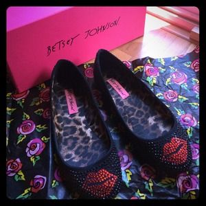 Betsey Johnson Smooch ballet flats