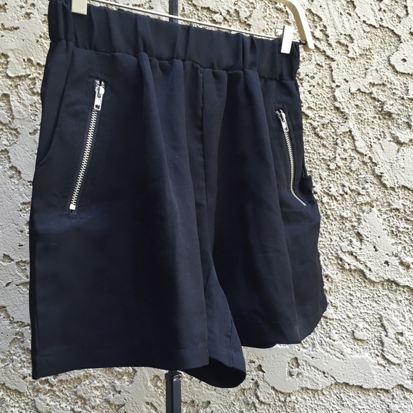 Thammy's Boutique Pants - Trendy Black Soft Shorts w Zipper Pockets💋💋💋