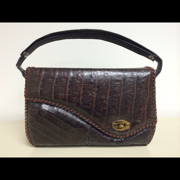 Brown elgator purse.