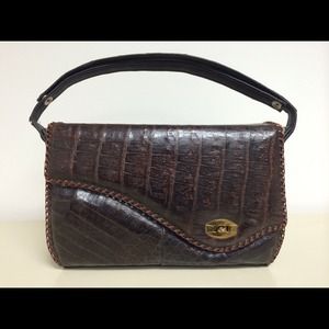 Brown elgator purse.