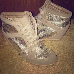 ✨ Like new Wild Diva Lounge glitter wedge shoes ✨