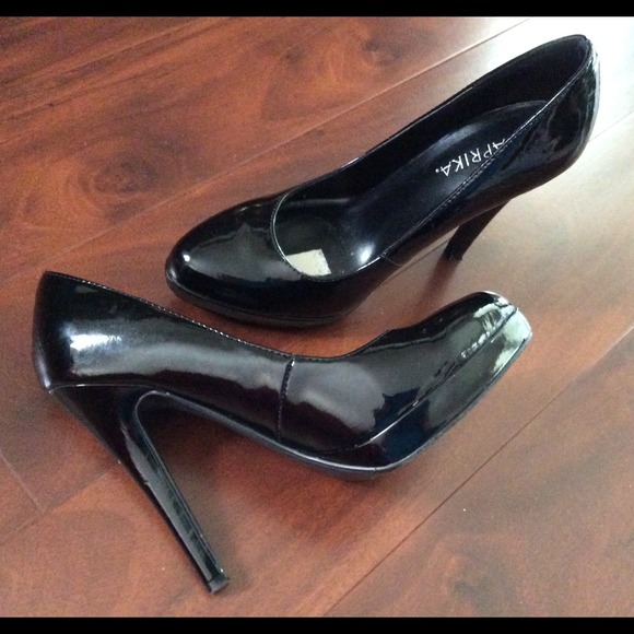 Paprika 4" Black Patent Leather Plattforms!