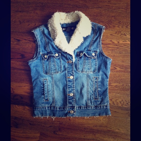 AC - 3998 Denim - Sleeveless jean jacket with faux fur trim