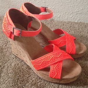 NEW❤️ TOMS Neon Wedges