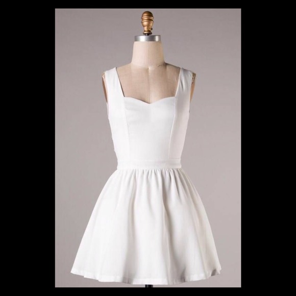 ❤️24 HOUR SALE❤️ White Cut Out Back Dress - Picture 2 of 2