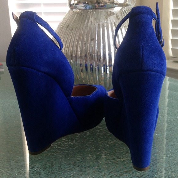 🚫SOLD🚫 STEVE MADDEN BLUE WEDGES W/ ANKLE STRAP - Picture 2 of 4