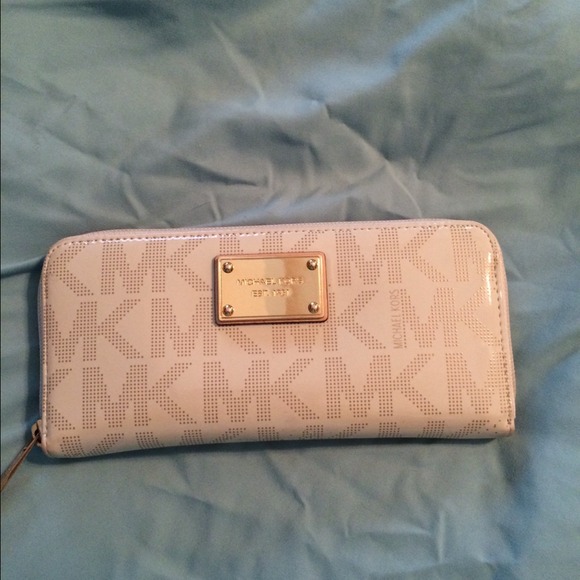 Michael Kors Vanilla zip around wallet