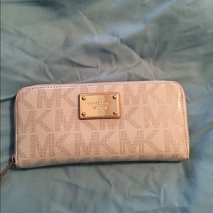 Michael Kors Vanilla zip around wallet