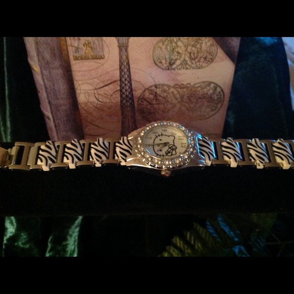 LTD EDITION HELLO KITTY CRYSTALZEBRA WATCH*** - Picture 3 of 4