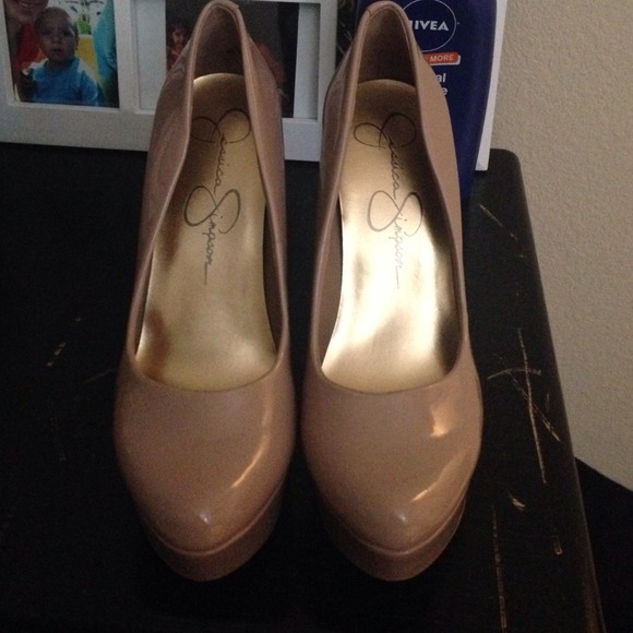 Nude paten leather pumps