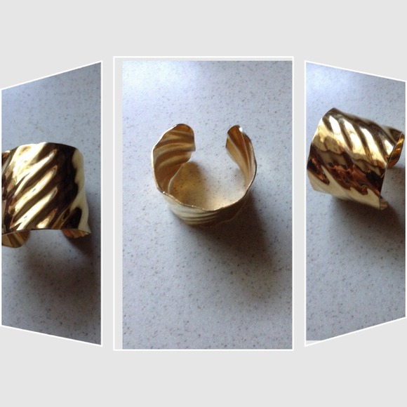 HP 12/5🎉🎉 Gorgeous Gold Cuff - Picture 2 of 4