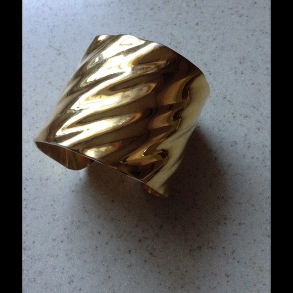HP 12/5🎉🎉 Gorgeous Gold Cuff - Picture 4 of 4