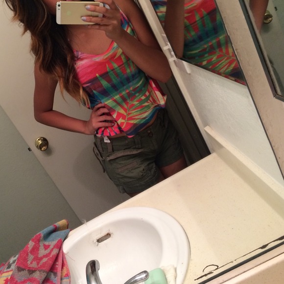 🚫SOLD🚫Hawaiian crop - Picture 2 of 3