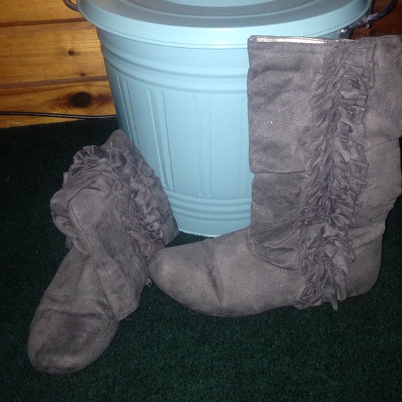 Grey boots with ruffles on the side