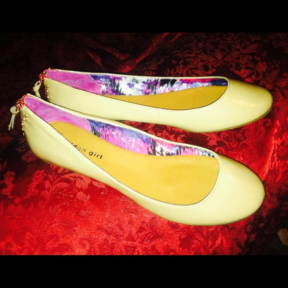 Nude madden girl flats zippers