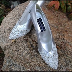 Stunning STUART WEITZMAN Silver PUMPS Sz 8.5