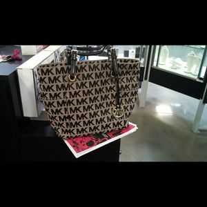 Authentic Micheal Kors Jet Setter tote