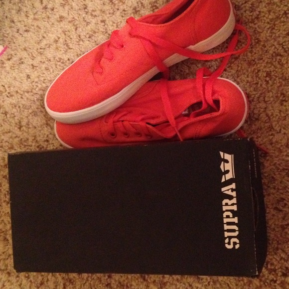 "fiesta red" Supra sneakers